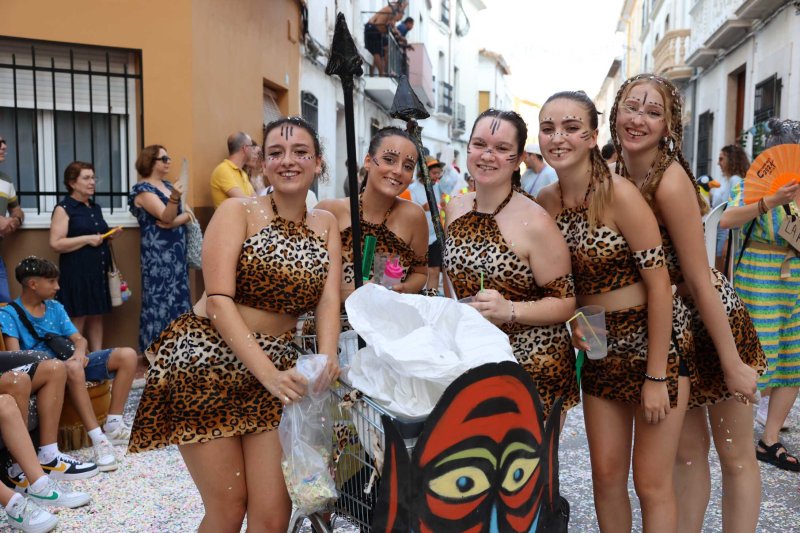 Les carrosses de Gata omplin el recorregut d’enginy, confeti,… i crítiques per l’entrada de bous “sorpresa” Les carrosses de Gata omplin el recorregut d’enginy, confeti,… i crítiques per l’entrada de bous “sorpresa”